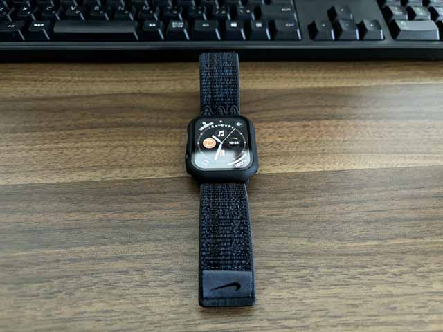 apple初売りセールApple Watch SE (GPSモデル) - 44mmミッドナイトアルミニウムケースとブラック/ブルーNikeスポーツループ